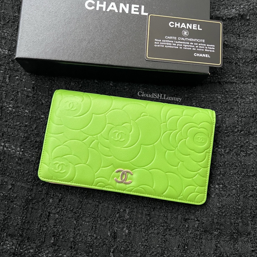 Auth Chanel Green Camellia Bifold Yen Wallet - Excellent condition